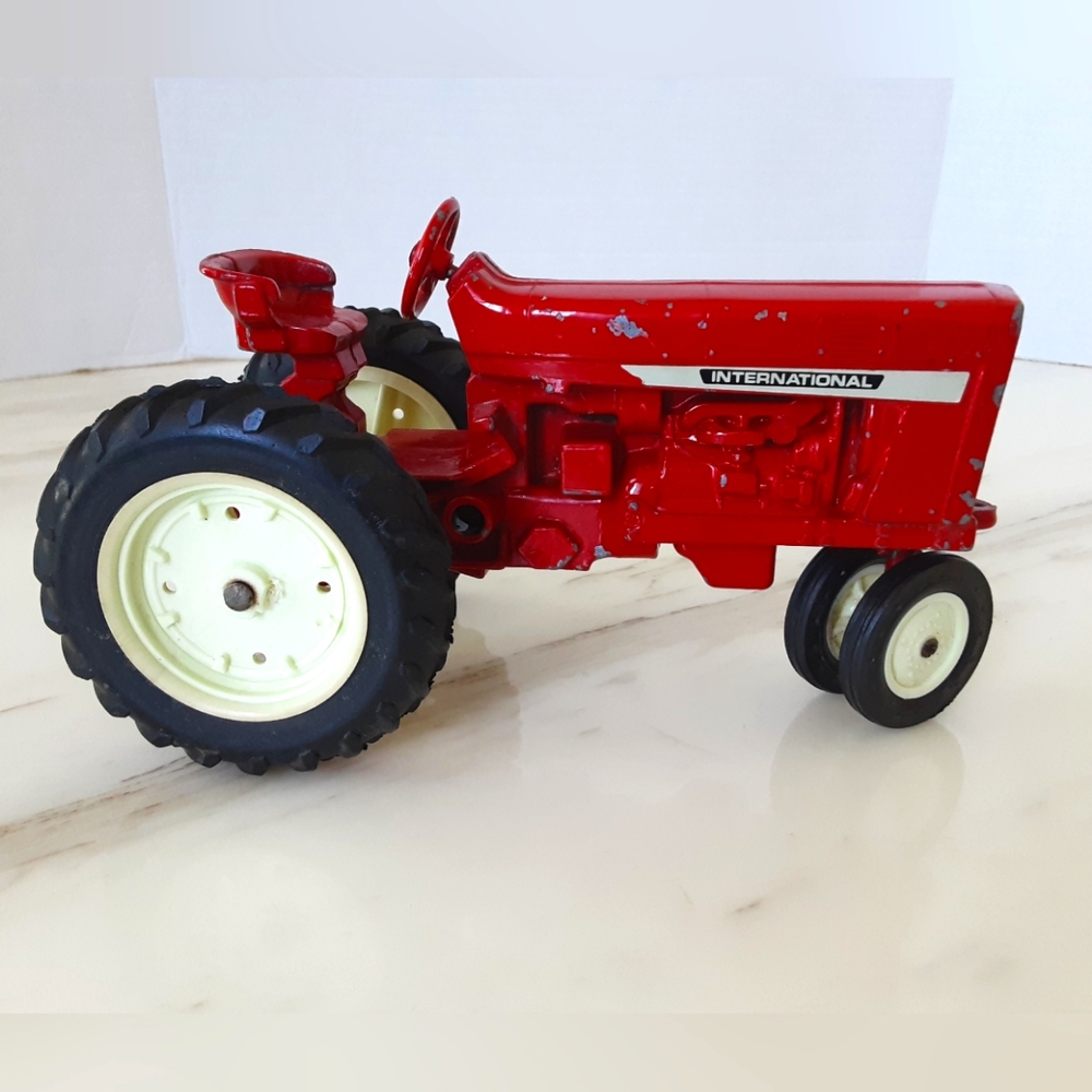 Ertl International Harvester Farm Tractor Red Diecast Scale 1:16 - Vtg